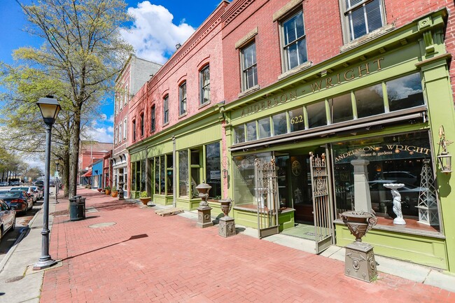 Building Photo - BEAUTIFUL Second Floor Unit in Olde Towne!