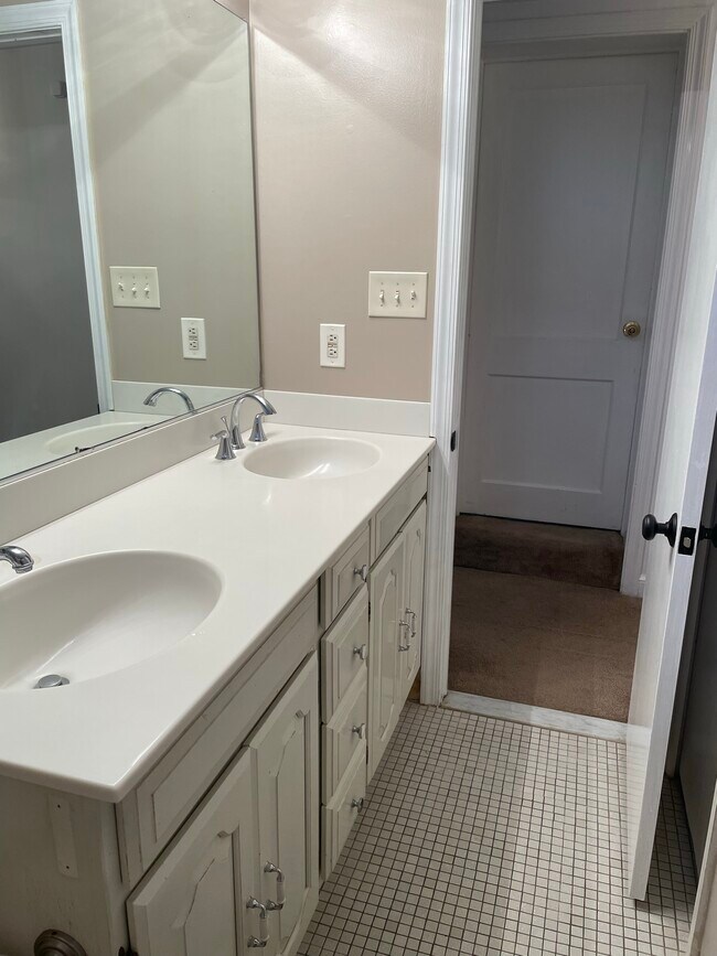 Building Photo - 618 S Quincy St