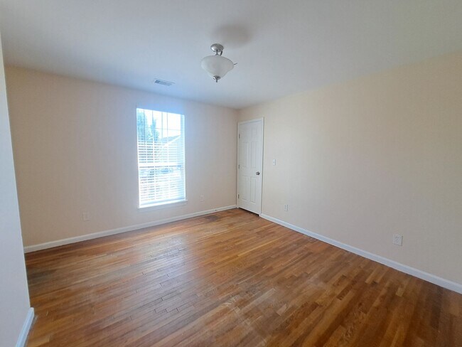 Building Photo - ***$500 Move-In Special***3BR/2BA SINGLE F...