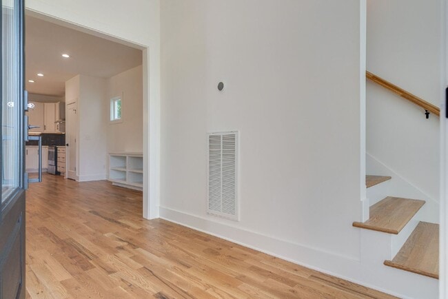 Building Photo - Amazing 3 bed 2.5 w/fenced yard. 10 min fr...