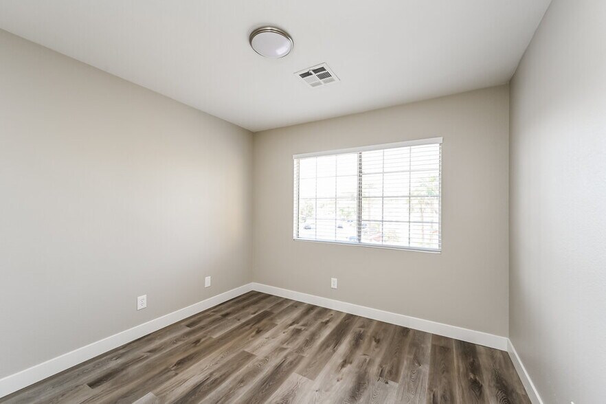 Building Photo - 1512 Spreading Oak Dr