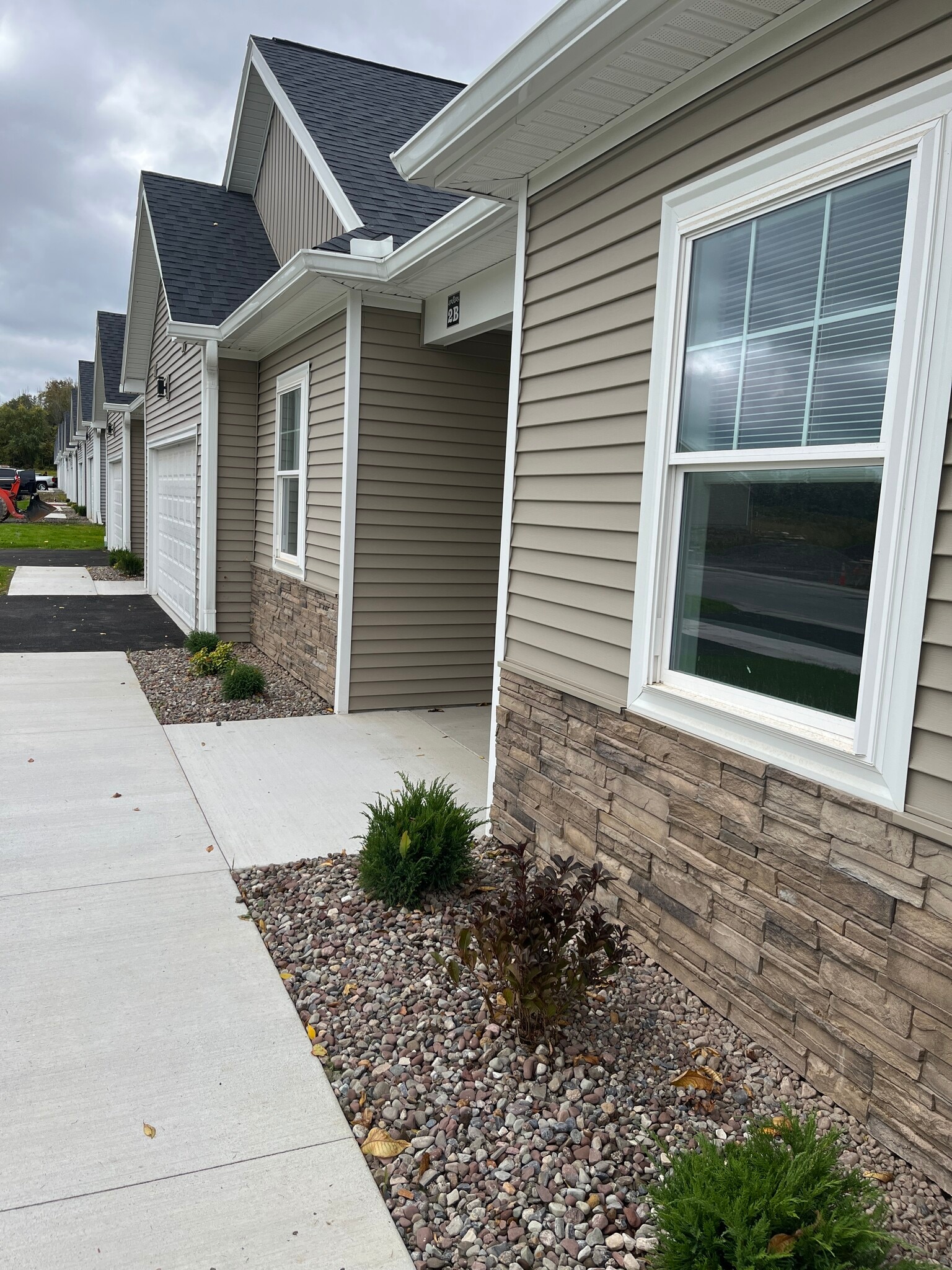 Building Photo - 2104 Community Ln