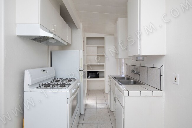 Building Photo - Pacific Beach 1 Bedroom Cottage with Parki...