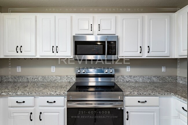 Building Photo - Gorgeous 3 Bed 2 Bath Brick Cottage on Corner Lot