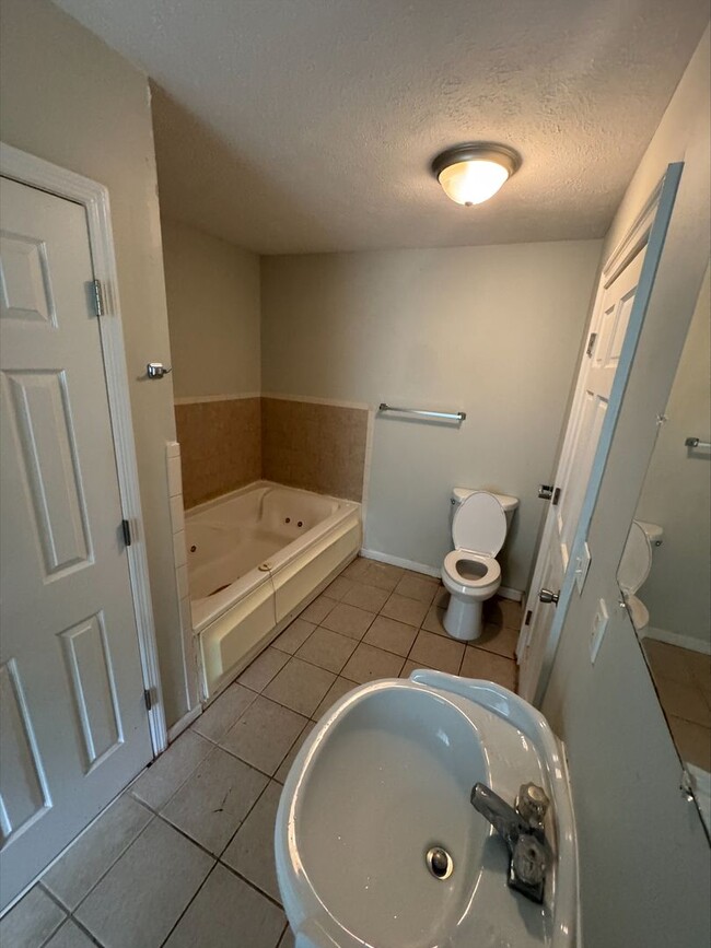 Building Photo - Downtown Living! 1 Bedroom, 1 Bathroom Hom...