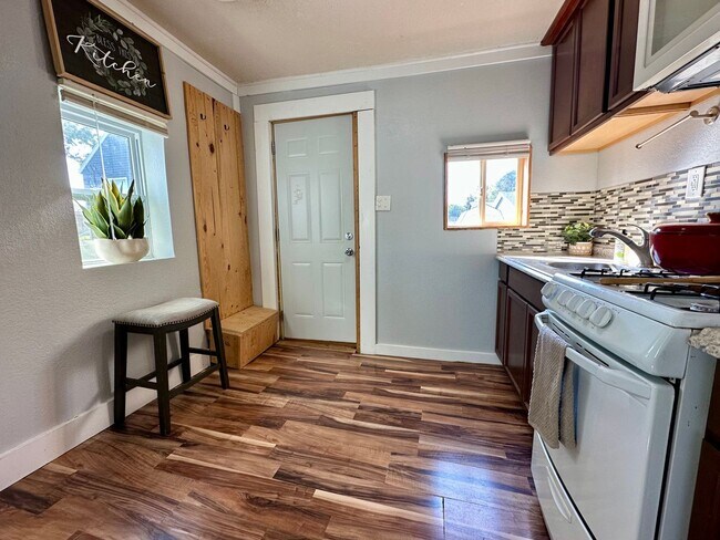 Building Photo - 1 bed, 1 bath home for rent in quiet Water...