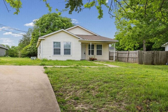 Building Photo - 1412 Hemphill St