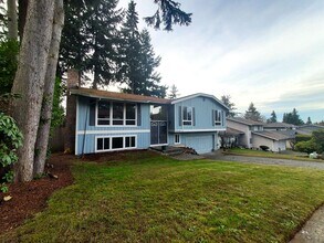 Building Photo - HUGE 5 Bedroom Home - Federal Way