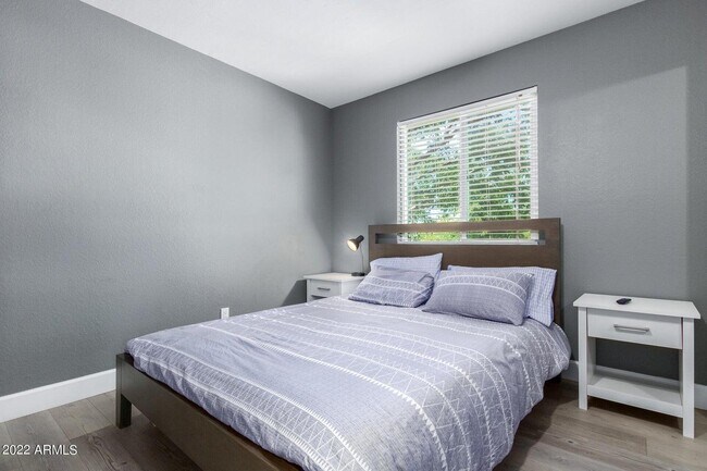 Building Photo - 1502 E Topeka Dr