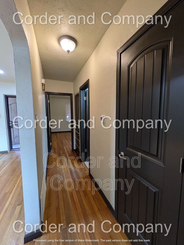 Building Photo - 302 Valencia Dr NE