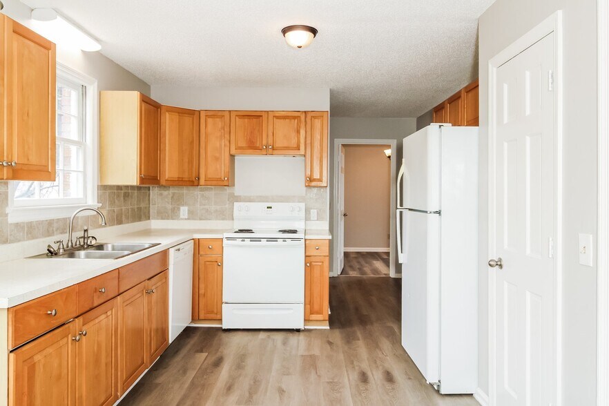 Building Photo - 9574 Windsor Lake Blvd