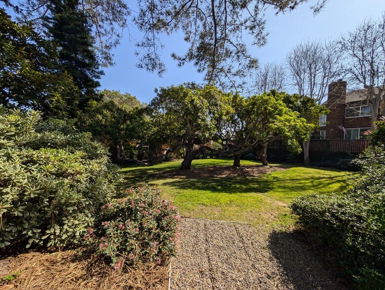 Building Photo - 245 S Helix Ave