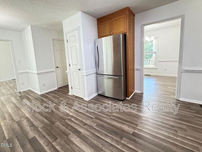 Building Photo - 401 Holly Berry Ln