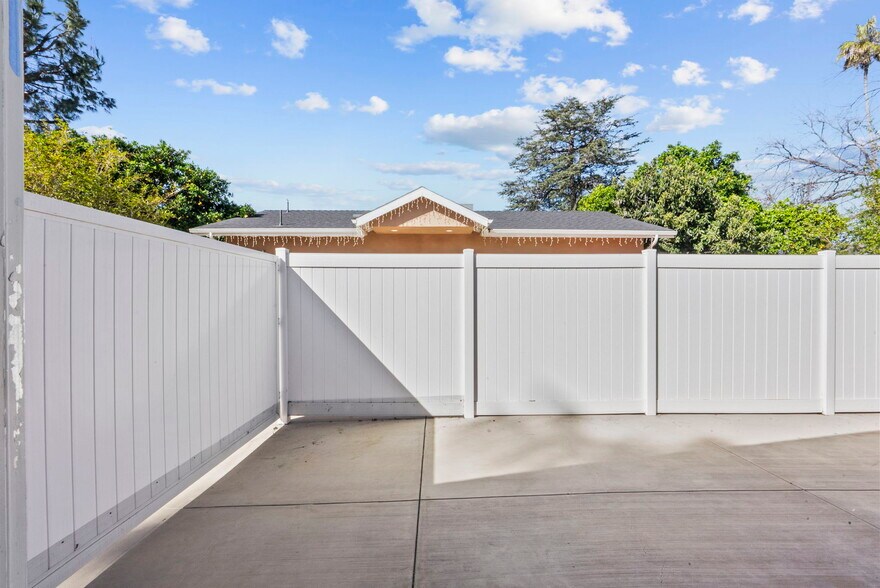 Building Photo - 6717 Cedros Ave