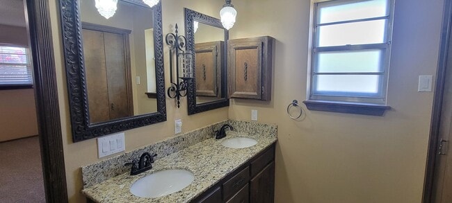Building Photo - LARGE 3 BEDROOM HOME IN NORTHEAST CLOVIS