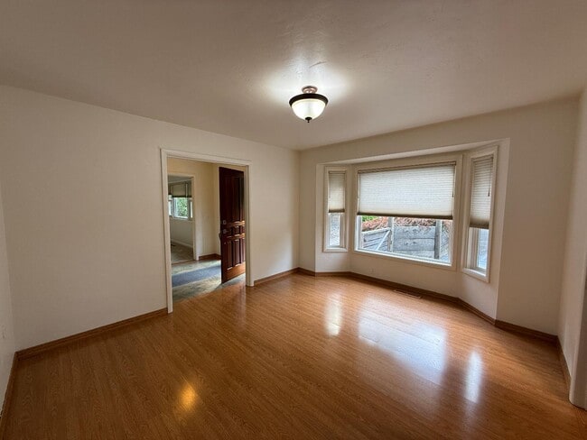Building Photo - 580 N 13th St