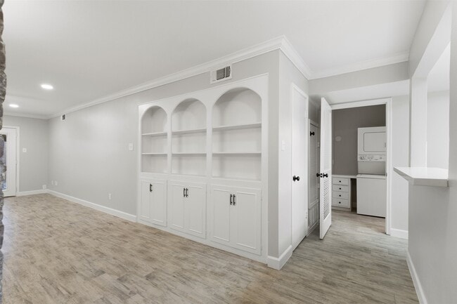 Building Photo - 13010 Trail Hollow Dr