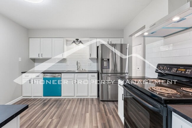 Building Photo - Gorgeous Home with Central AC and Fenced Yard