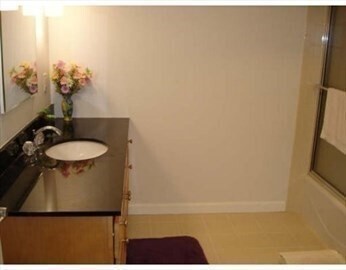 Building Photo - 400 Cross St