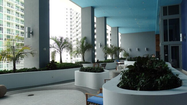 Building Photo - 1300 Brickell Bay Dr