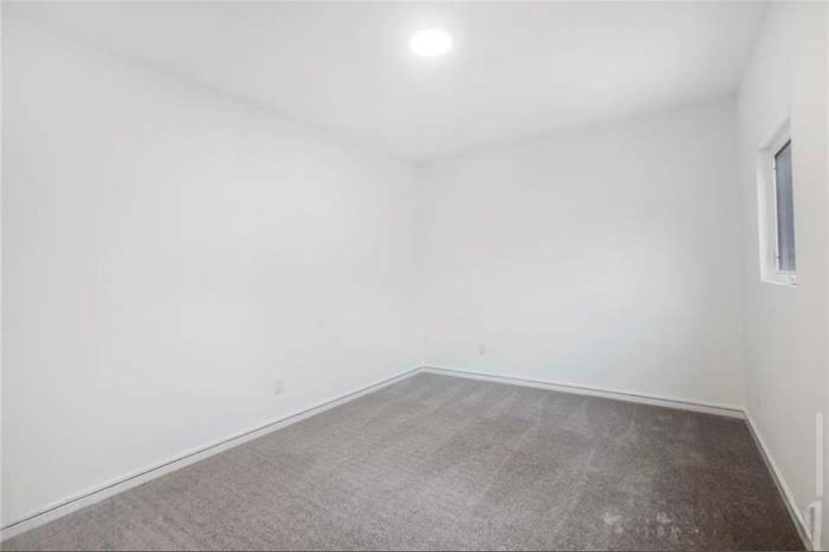 Building Photo - 2108 Roslyn Ave
