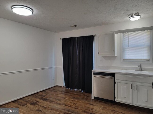 Building Photo - 4197 Drake Ct