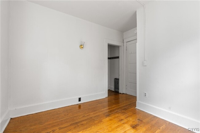 Building Photo - 148 Lilac St