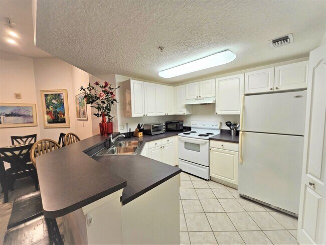 Building Photo - 5050 Fairways Cir