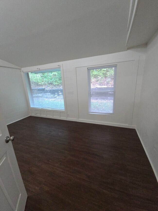 Building Photo - 1 bedroom with office and full bathroom
