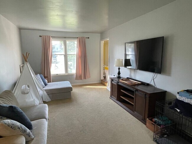 Building Photo - 727 Macphail Ct S