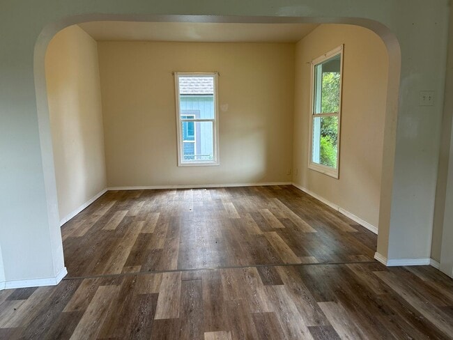 Building Photo - Fresh 3 bed 1 bath home