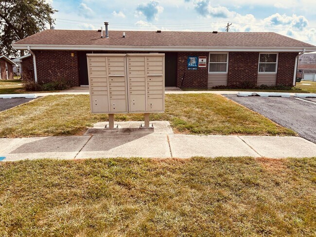 Building Photo - 408 E Maple St