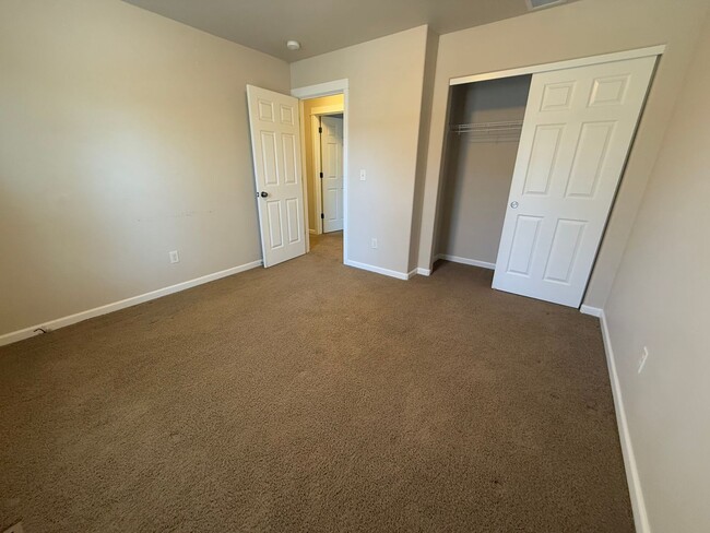 Building Photo - Wonderful 3 Bed/2.5 Bath Home in NE Bend -...