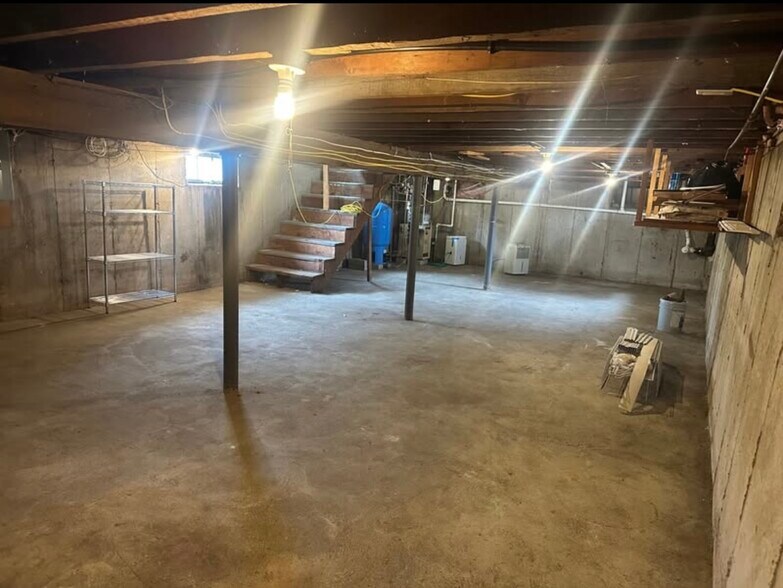 Building Photo - 1550 Fall River Ave