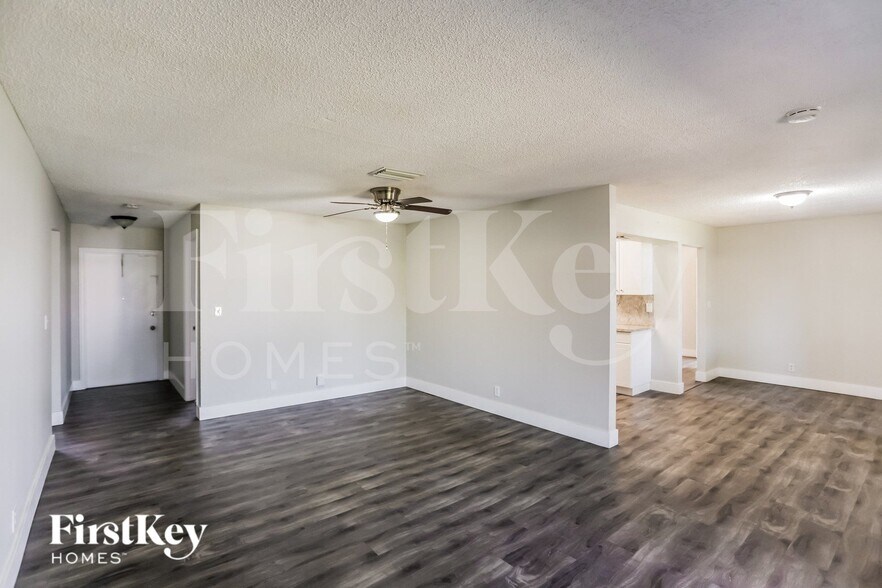 Building Photo - 7801 SW 6th Ct