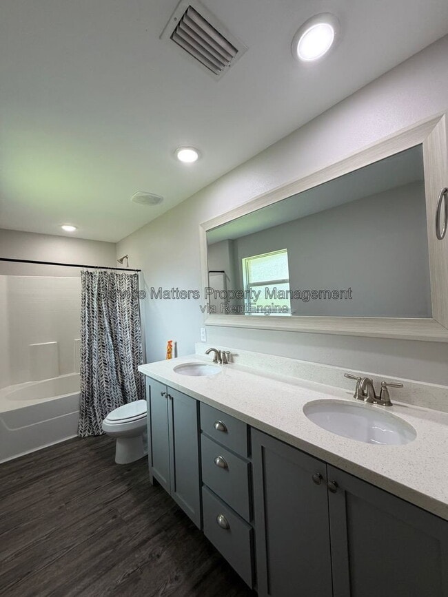 Building Photo - 5553 Riviera Dr