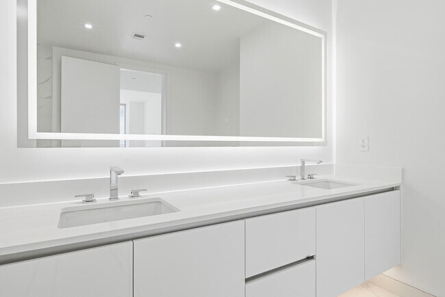 Building Photo - 220 Lake Shore Dr