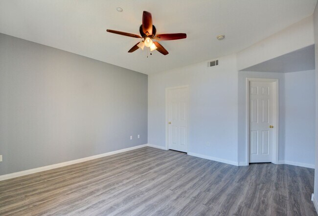 Building Photo - Beautiful / Spacious / Two Bedroom Condo /...