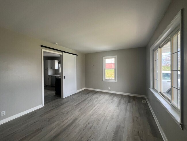 Building Photo - Newly renovated 3 bed and 1 bath house near ETSU and VA