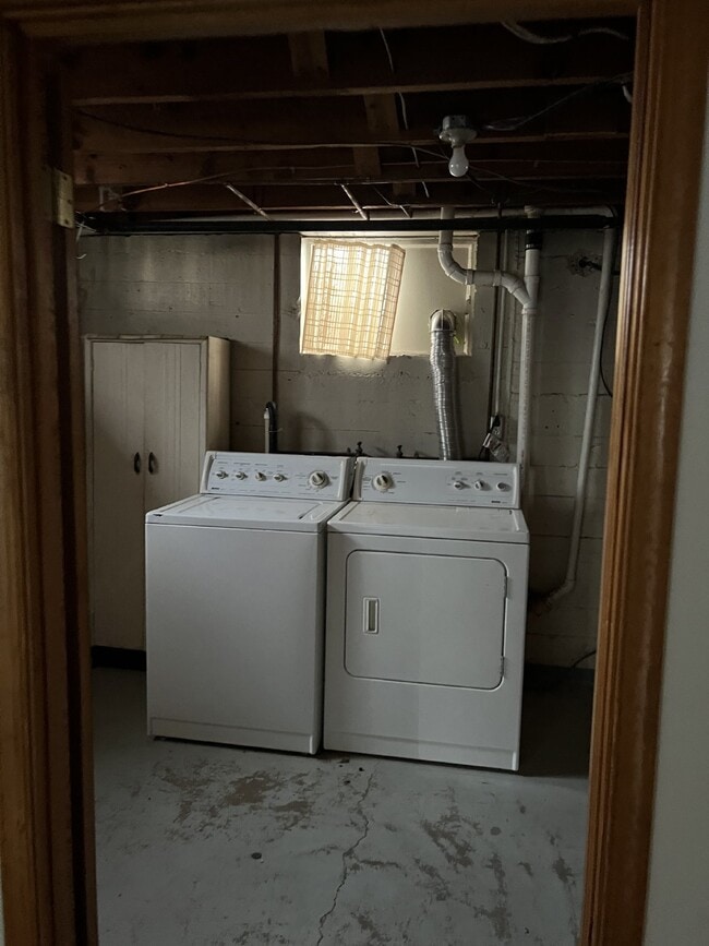 Building Photo - 3 Bdrm / 2 Bath House Available 6/20/25! N...