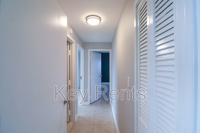 Building Photo - 825 Bayshore Dr