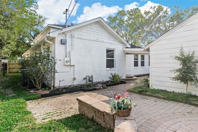 Building Photo - 2530 Wordsworth St