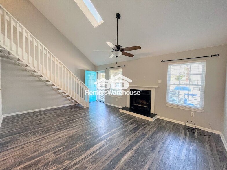 Building Photo - 2421 Sedgewick Dr