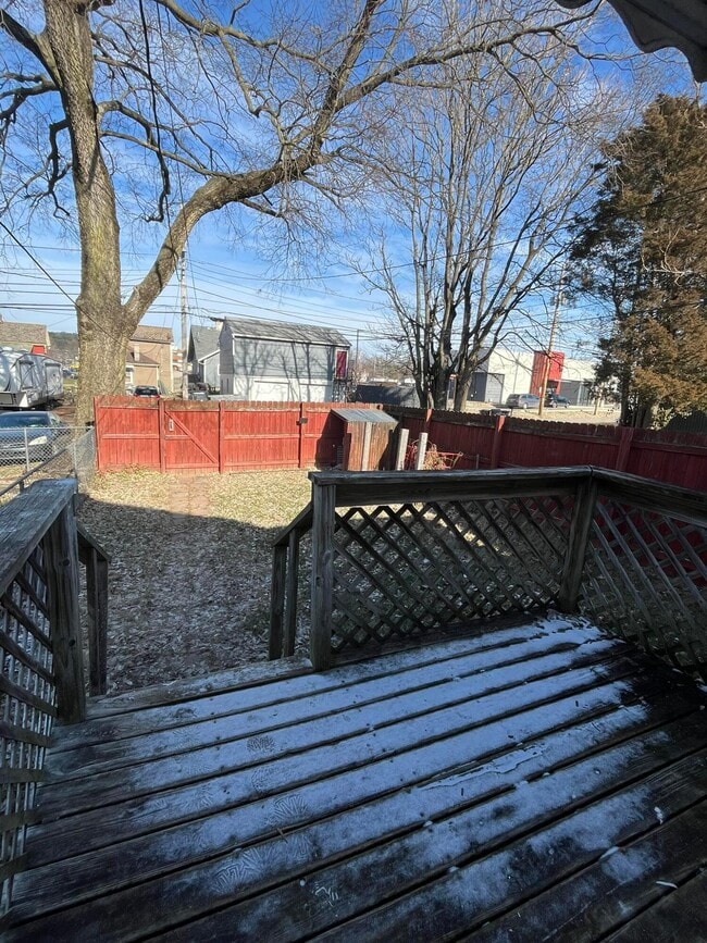 Building Photo - 1227 E Chestnut St