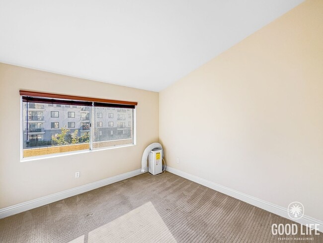 Building Photo - Amazing 2BD/2.5BA condo w/ washer/dryer & ...