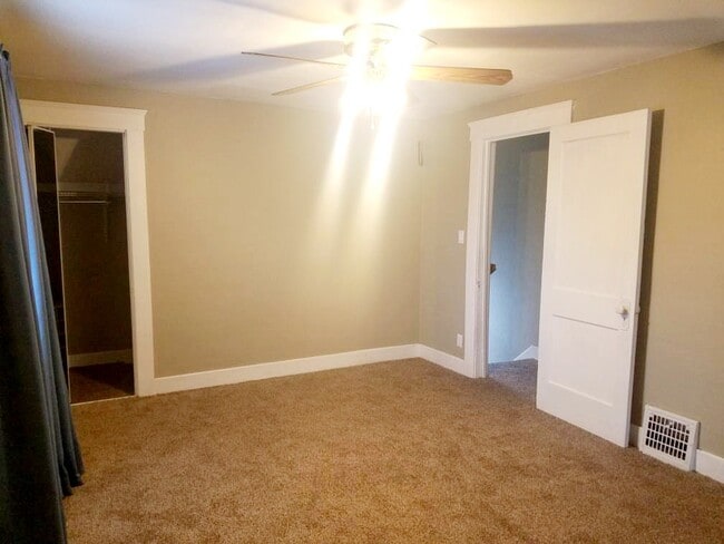 Building Photo - 327 Leslie St