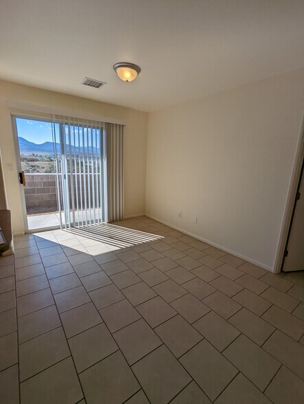 Building Photo - 354 W Hollamon St