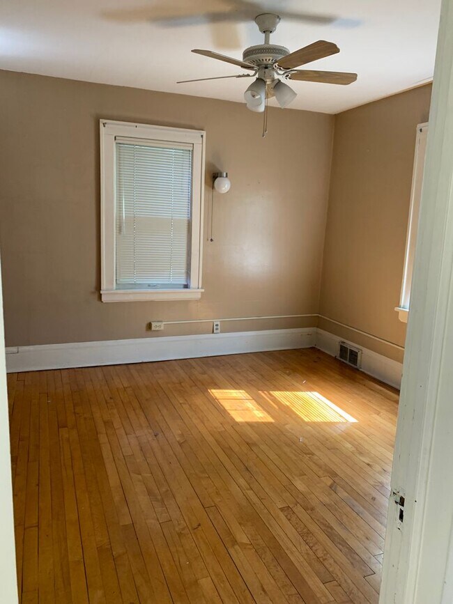 Building Photo - 4 Bedroom 2 Bathroom On the Edge of Dinkyt...