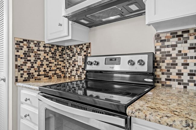 Building Photo - 925 Memorial Village Dr
