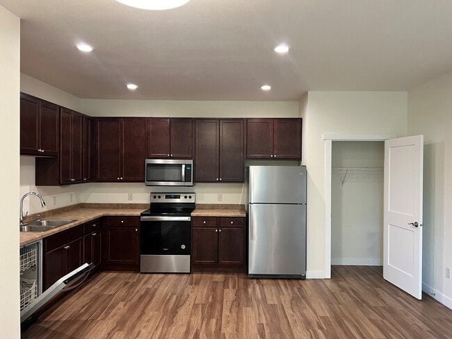 Kitchen - 916 Cedar Drive Luxury Apartments
